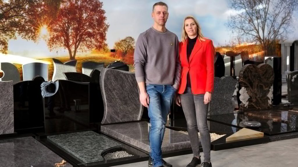 De familie in de showroom in Veen